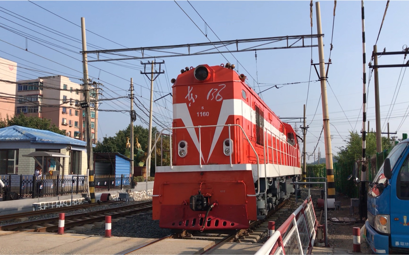 抚顺电铁配属抚矿运输部的df51160机车牵引敞车大列通过弯道通过电铁
