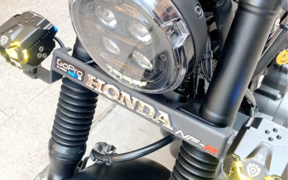 本田cm300安装未来之眼射灯完毕,配合安装专用射灯支架,随车转动照明