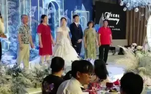 Скачать видео: 本人婚礼，全程使用dnf配乐