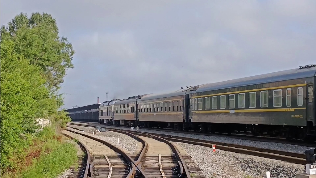 沈吉线客车y595次通过磐石站,沈局吉段df11牵引,山海关–敦化旅游列车