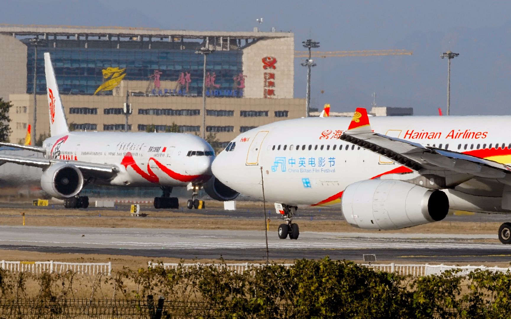 北京首都机场西跑道大修完工,空客a330 波音777等飞机起飞