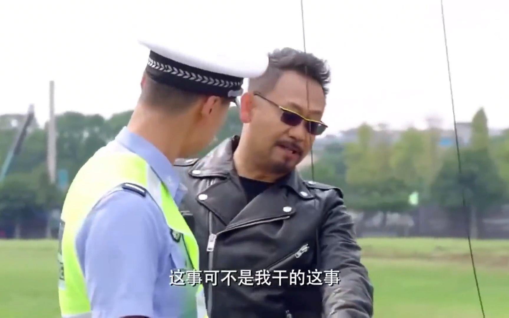 小幸福:大叔骑哈雷,不戴头盔竟还敢超速,交警一看车牌非扣不可