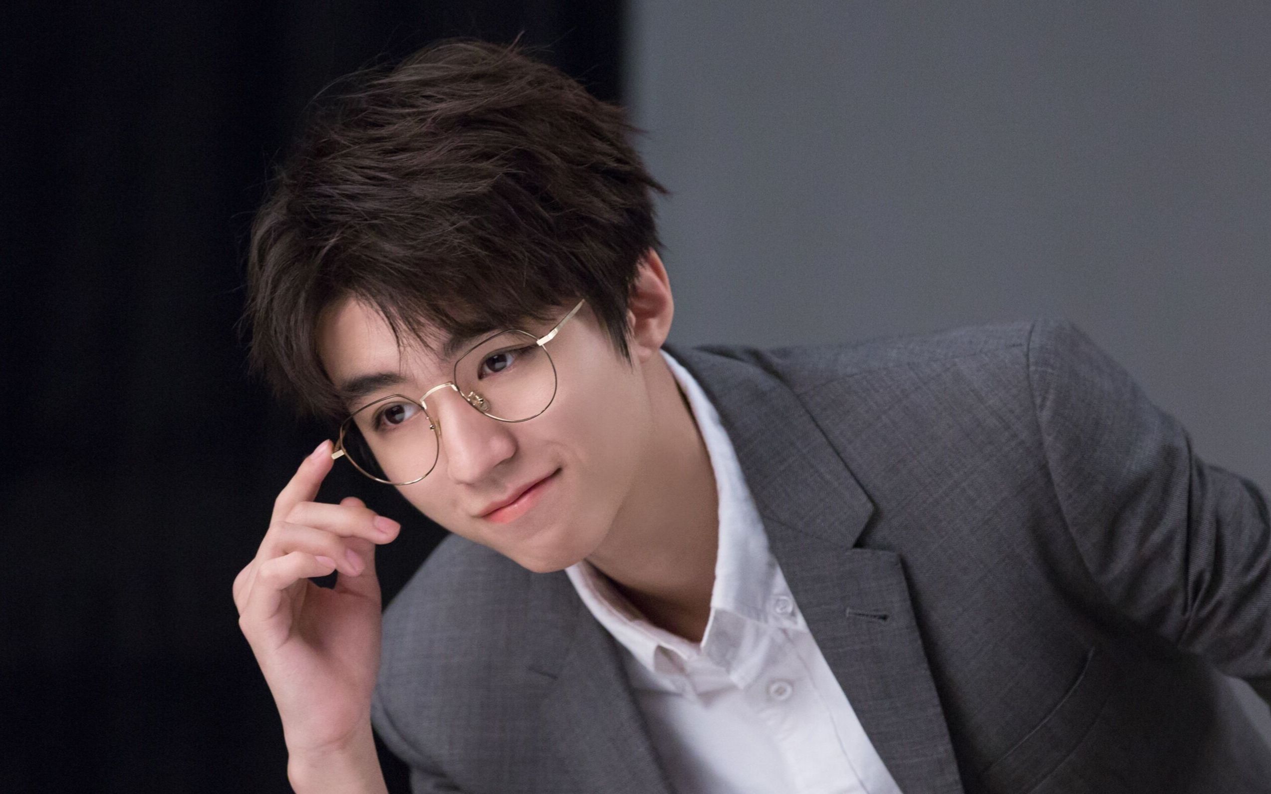 【王俊凯】 bolon暴龙眼镜 型走世界 见证风格