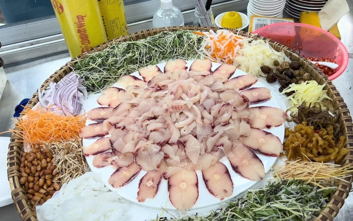 大叔钓在水库钓得一条金鳞草鱼做横县鱼生,切开鱼肉发现不对劲