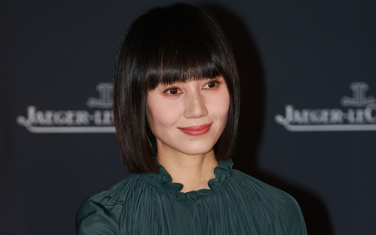 袁泉墨绿色连体裤造型优雅干练 称期待话剧舞台新角色