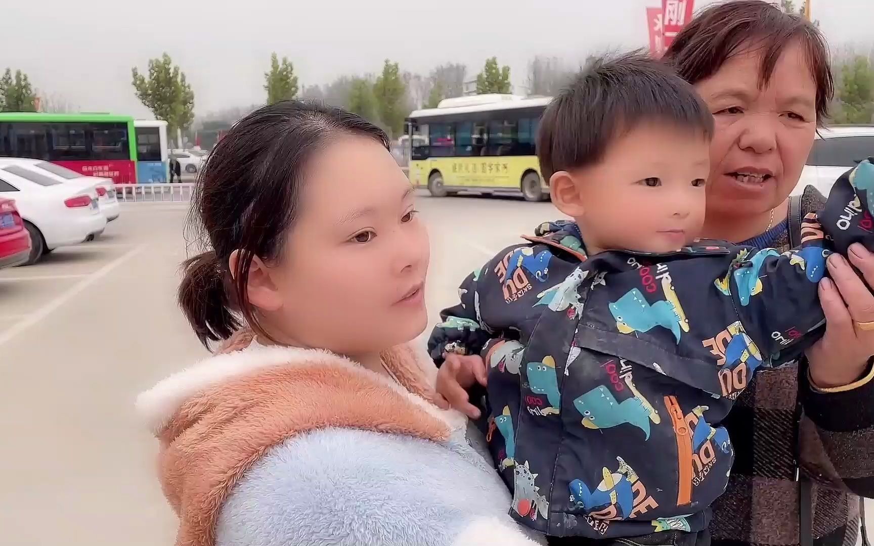 洪涛要外出忙事业,妞妞开车送他到车站,和家人分别那一刻感人了