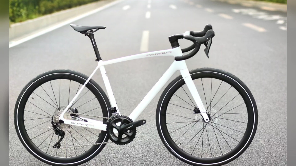瑞豹白色super sport组装舒适耐力公路车