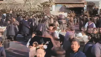 1910年清朝北京真实视频，王府里的格格去吃早餐，百姓盯着摄像机