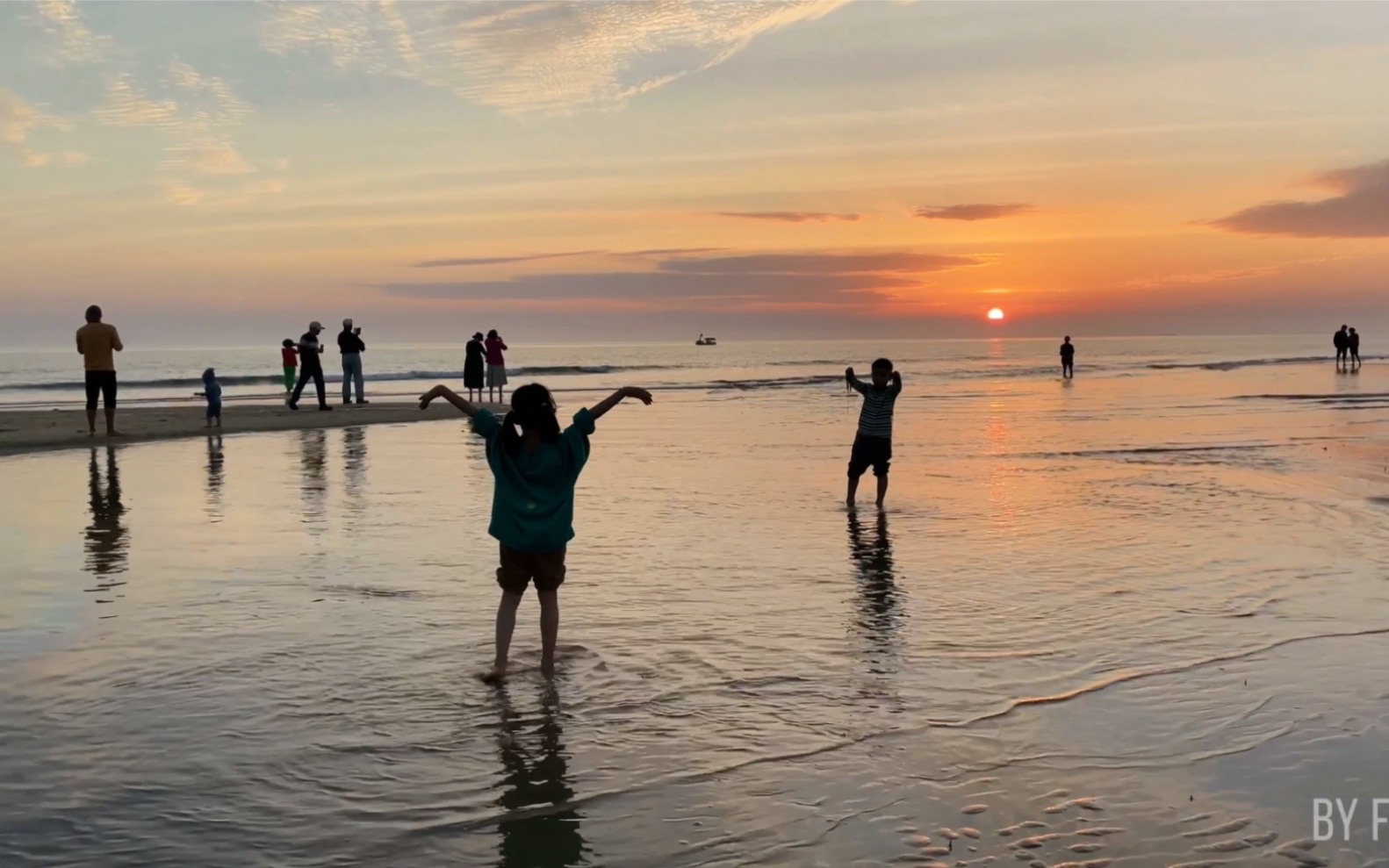 新年将至,带着俩娃去沙滩玩沙,踏浪,看日落晚霞 | 北海银滩 | iphone