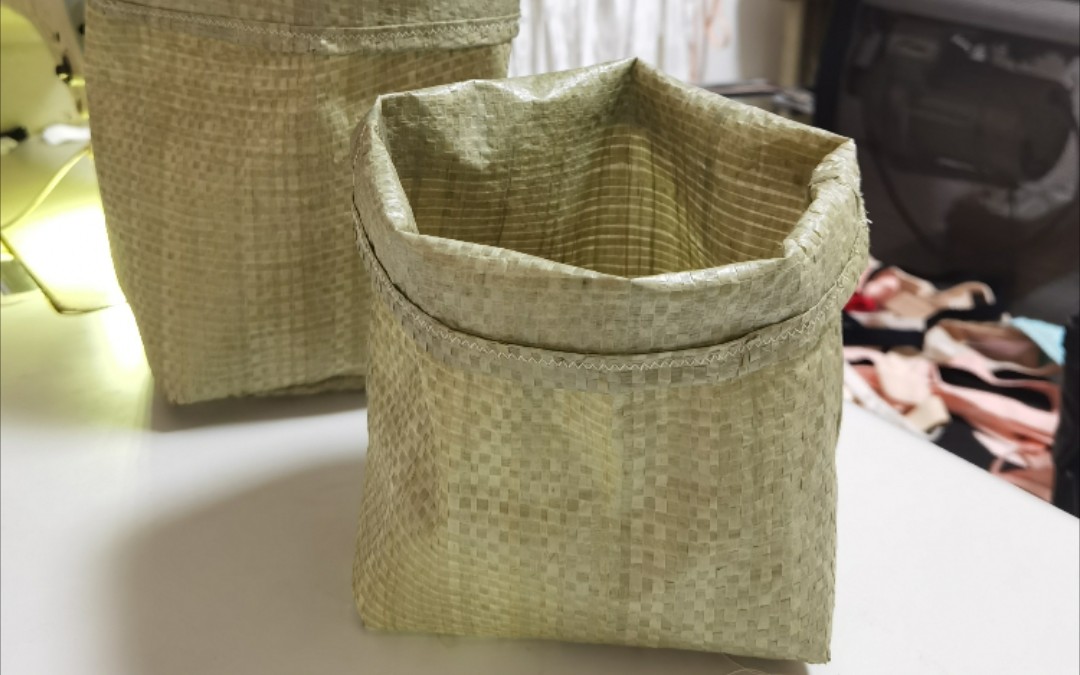 蛇皮袋的透气性更好,换盆的时候也不需要再更换,直接加土就行了.