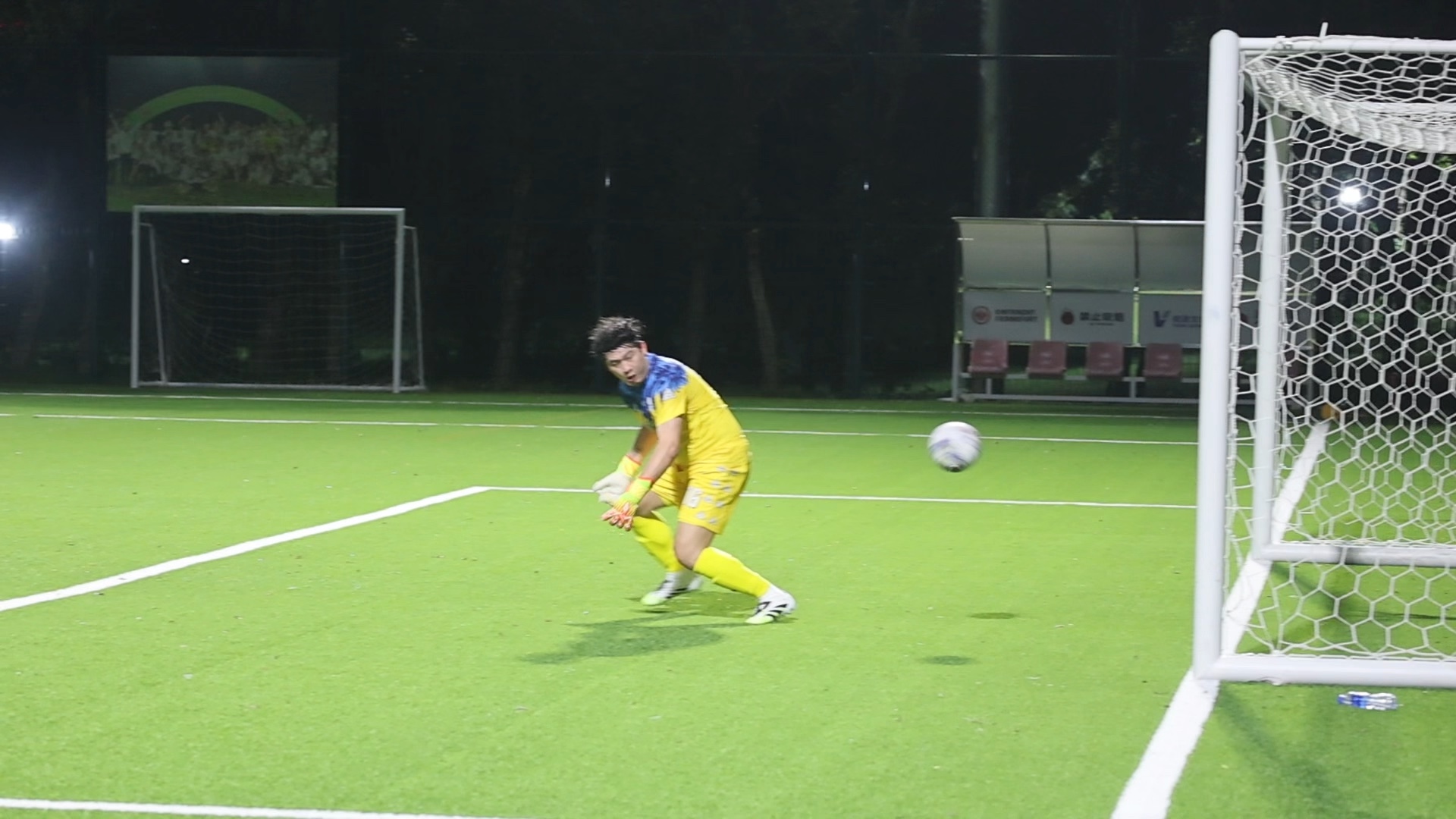 足球比赛精彩射门瞬间