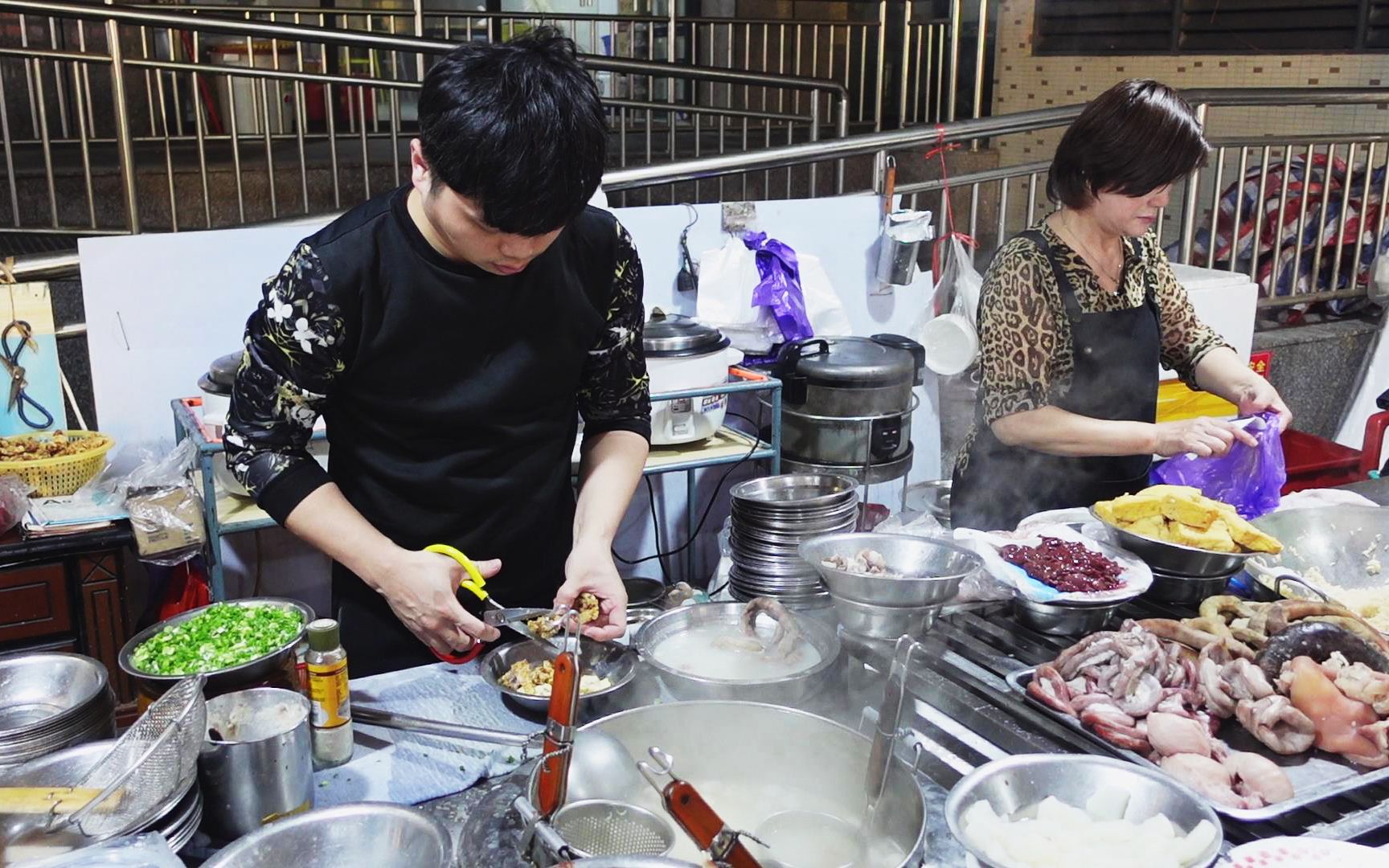 活动  福建"特牛的路边摊快餐",只卖咸饭配高汤,环境简陋却天天爆满