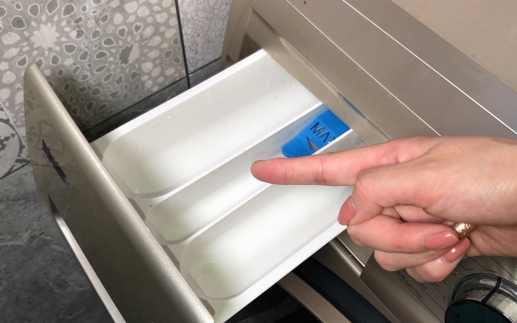 用了10多年洗衣机才知道,洗涤盒正确用法,难怪以前衣服洗不净_哔哩