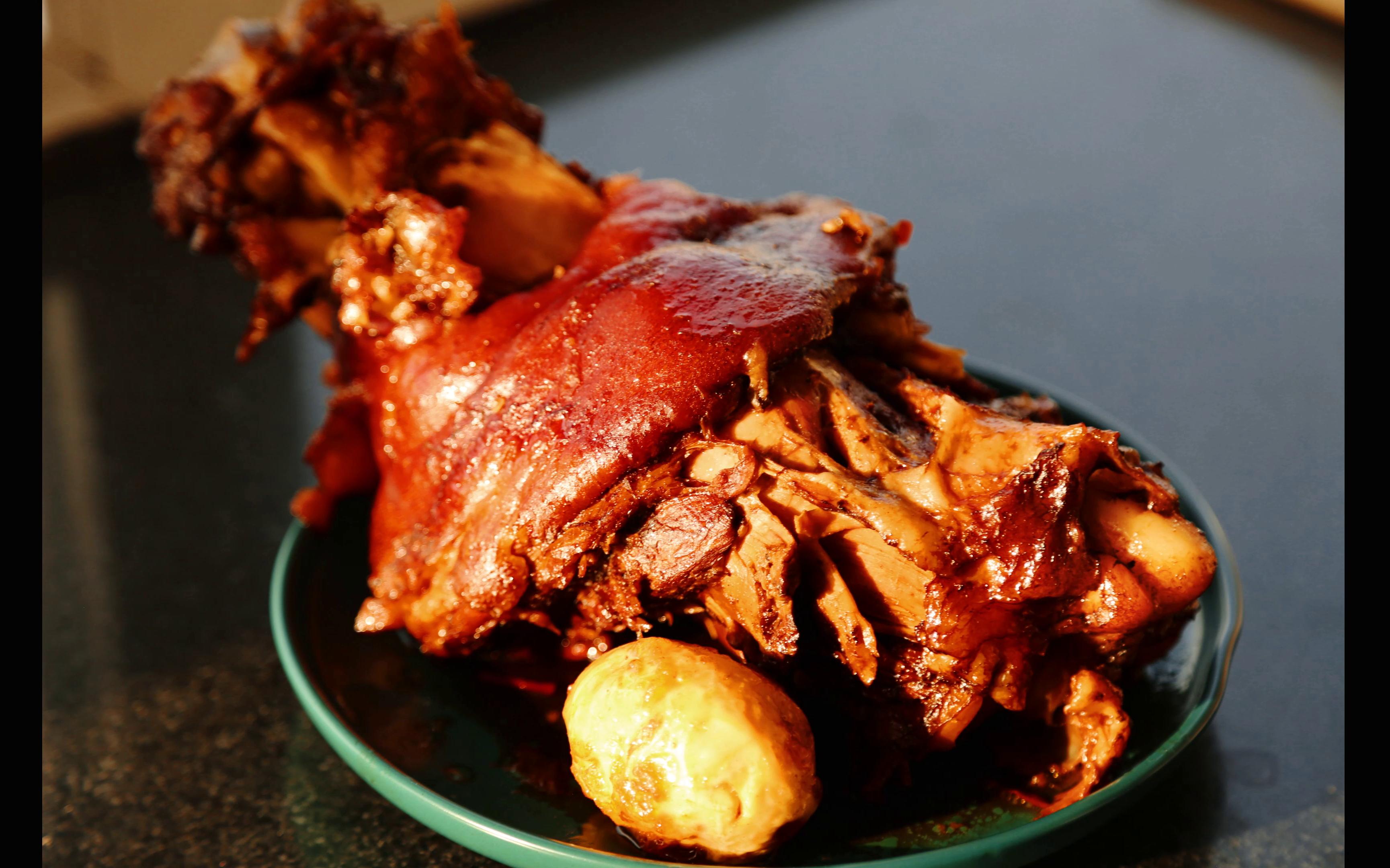 谁能拒绝猪肘的诱惑呢?