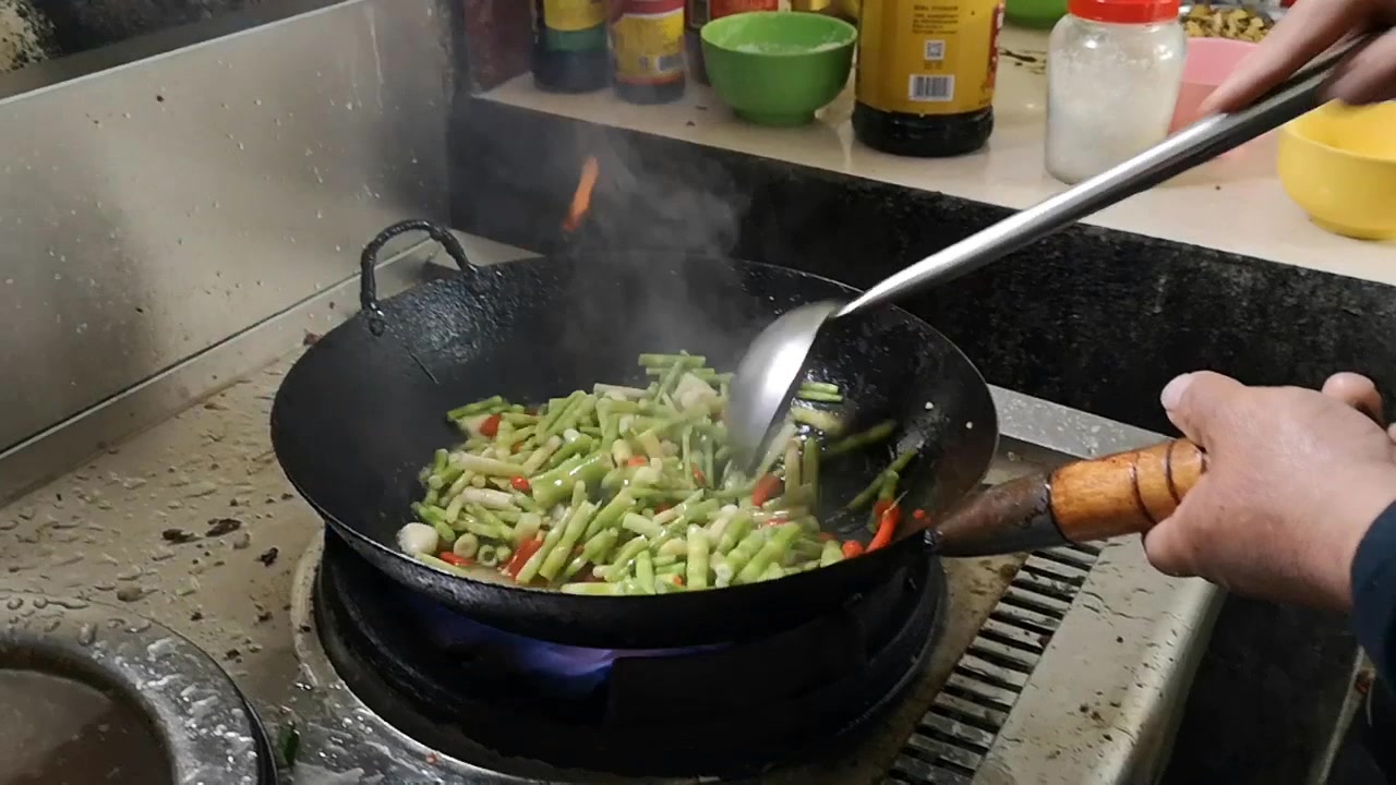 月薪3500的大厨碰到8500的女厨师颠锅,看哪个颠锅手艺更胜一筹