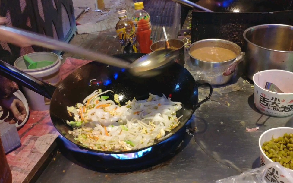 晚上才摆摊的炒粉,十块一碗有肉有蛋份量也很大