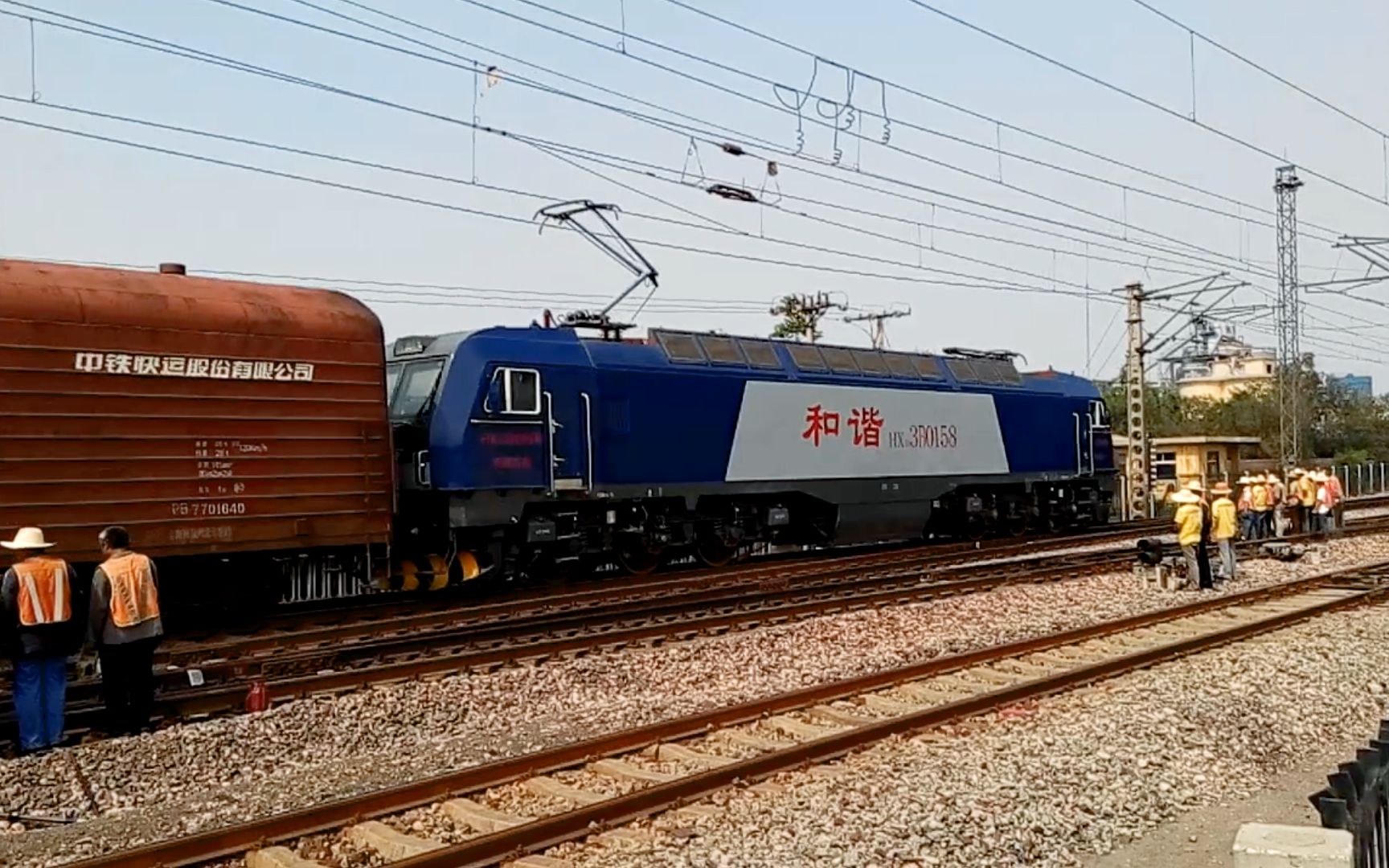 石德铁路hxd3b0158牵引行包快运上行通过晋州站二道
