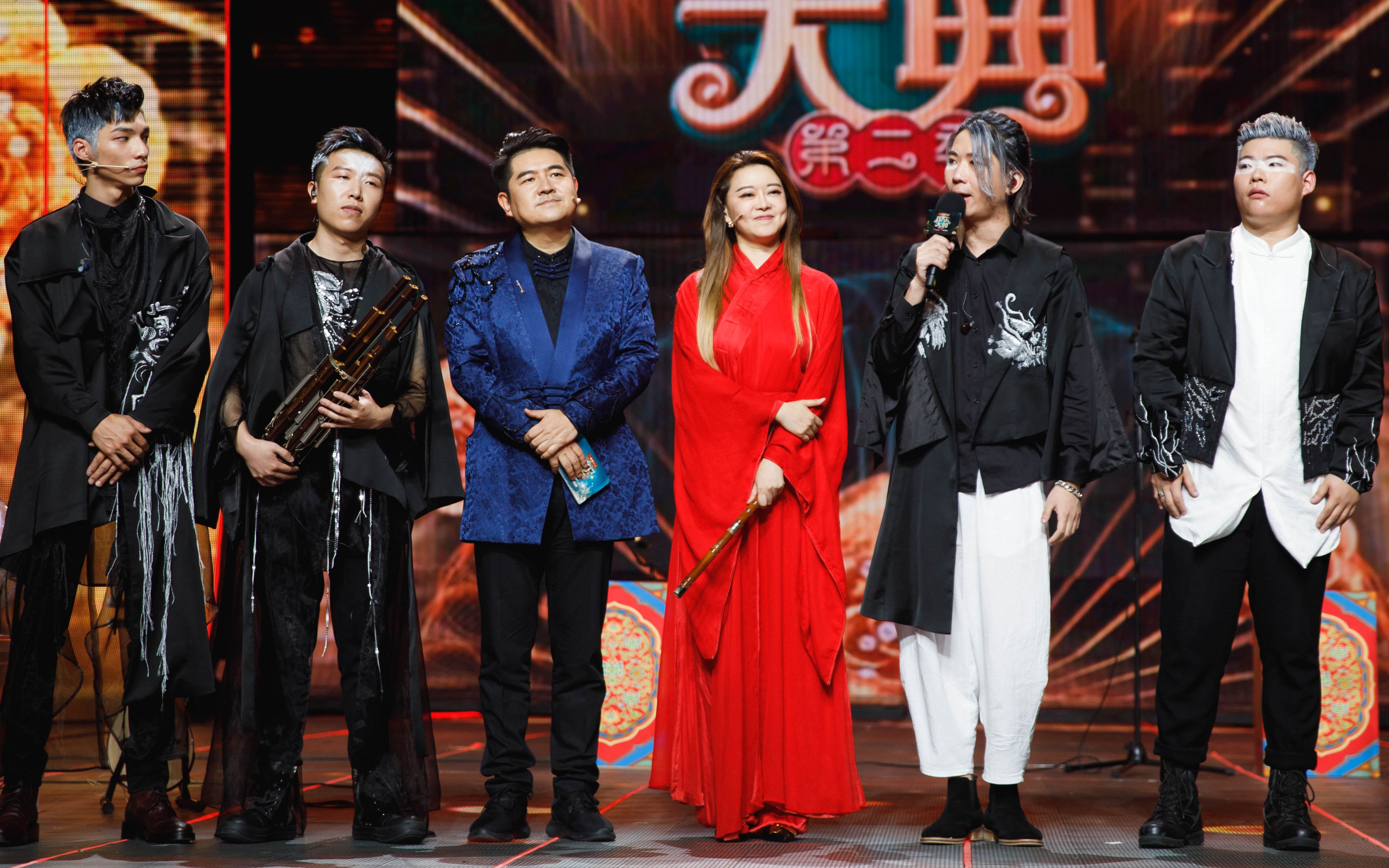 用唢呐演绎张国荣经典的歌曲倩女幽魂一袭红衣吹着笛箫登场的聂小倩真