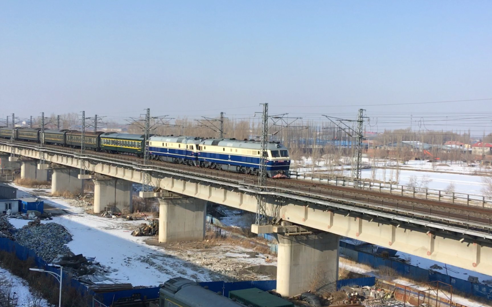 两只狮子牵引k7106通过东江桥往哈尔滨东方向