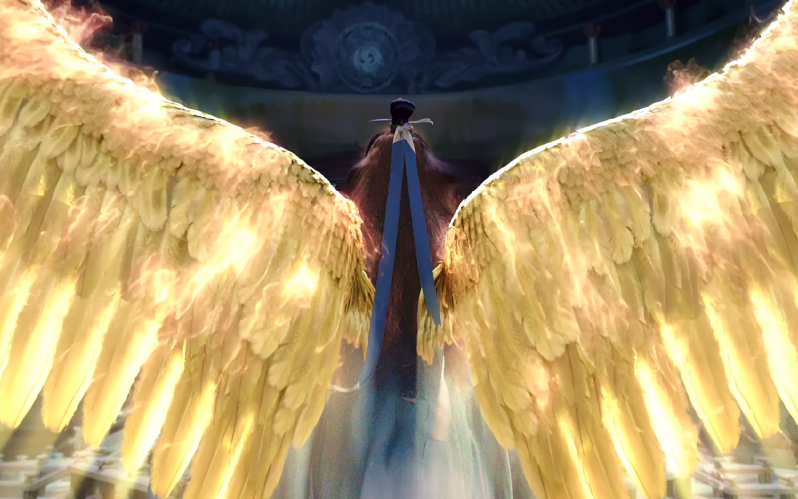 绑着长长飘带的司凤儿背影