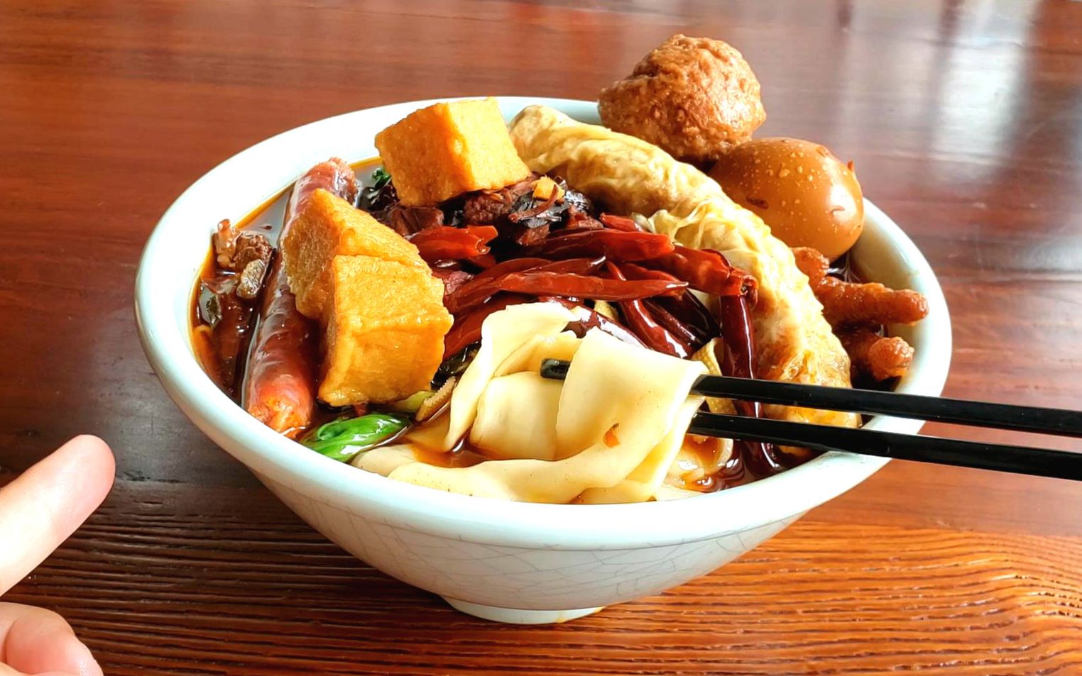 豪华版的牛肉板面,把所有的卤肉都加上,使劲吃吧