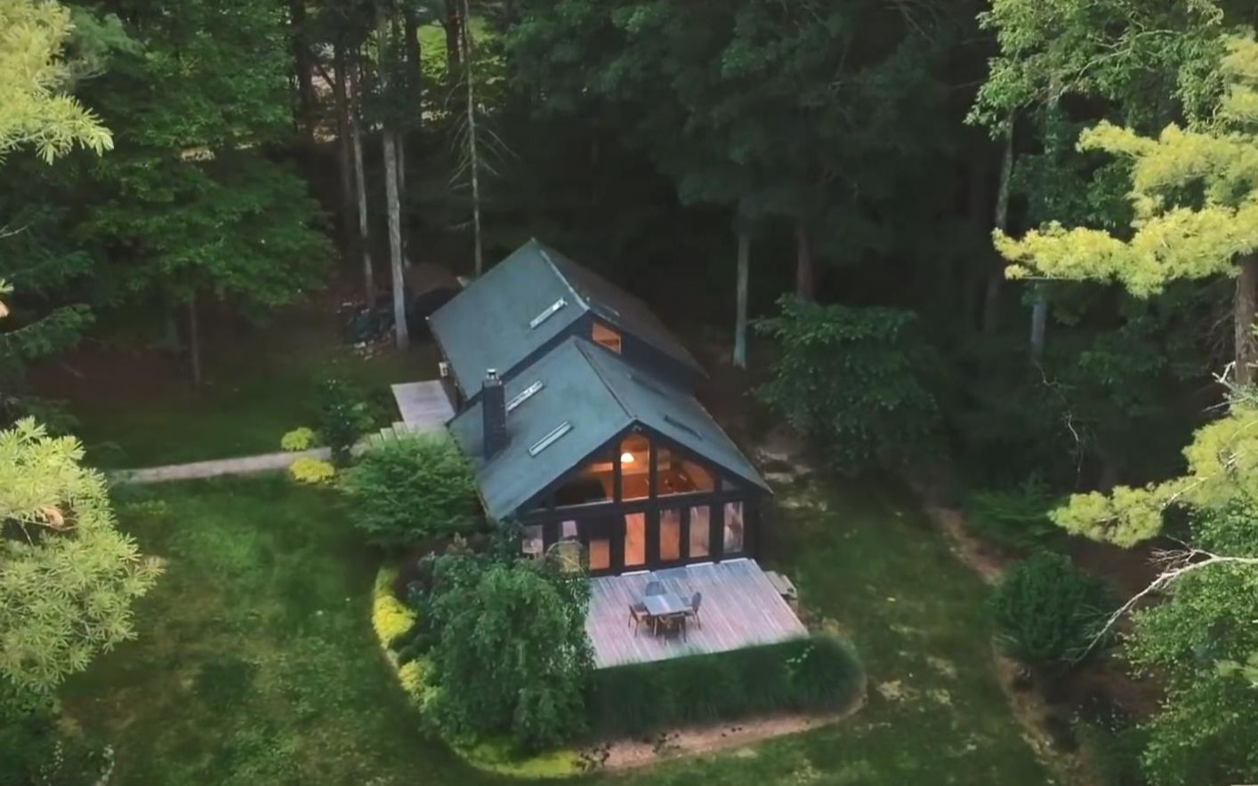 纽约山林中的现代风休闲小屋