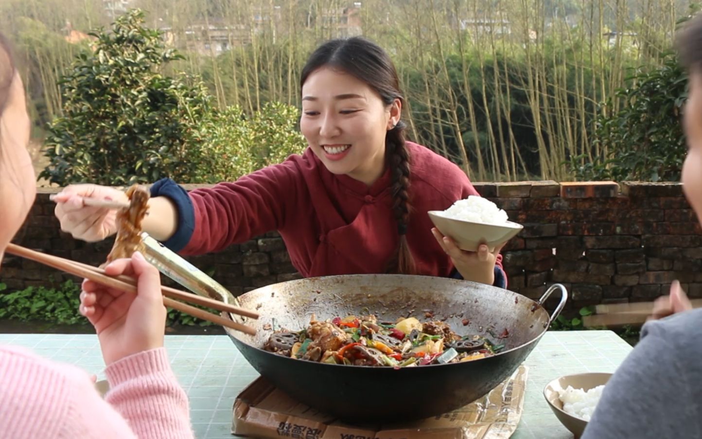 小雨第一次给儿子和女儿做柴火鸡,想不到小孩子也这么爱吃哔哩哔哩bilibili