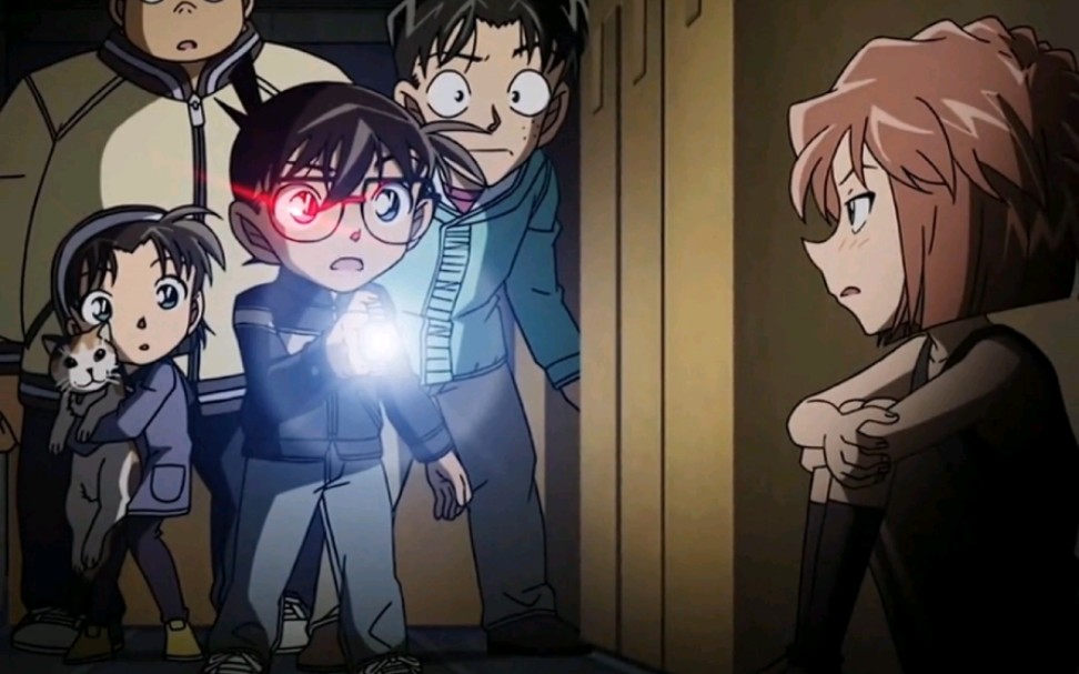 《柯南》小哀的毛衣脱线了,柯南这手电筒打得很有水平