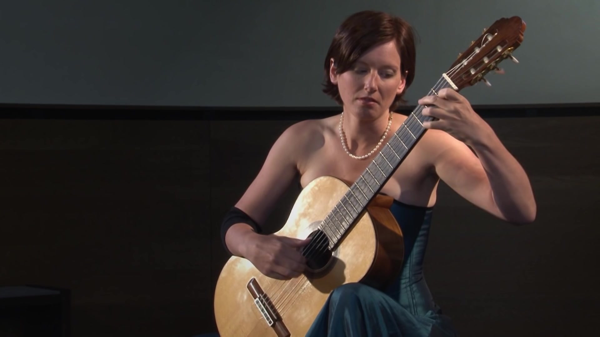 bach fugue 998 - anika hutschreuther, guitar