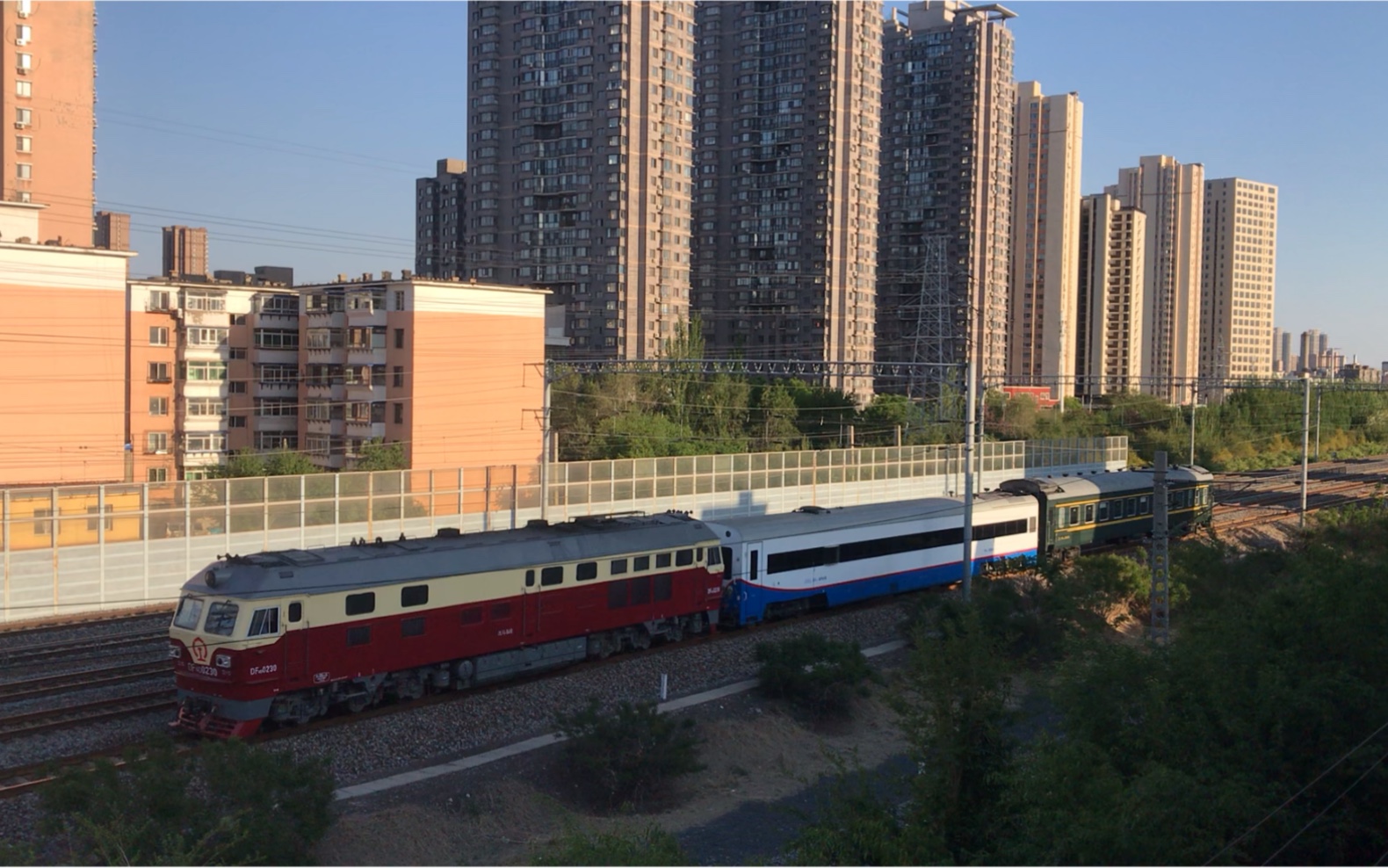 沈大线沈局苏段df4d0230牵引wx25t型轨道检查车rw25