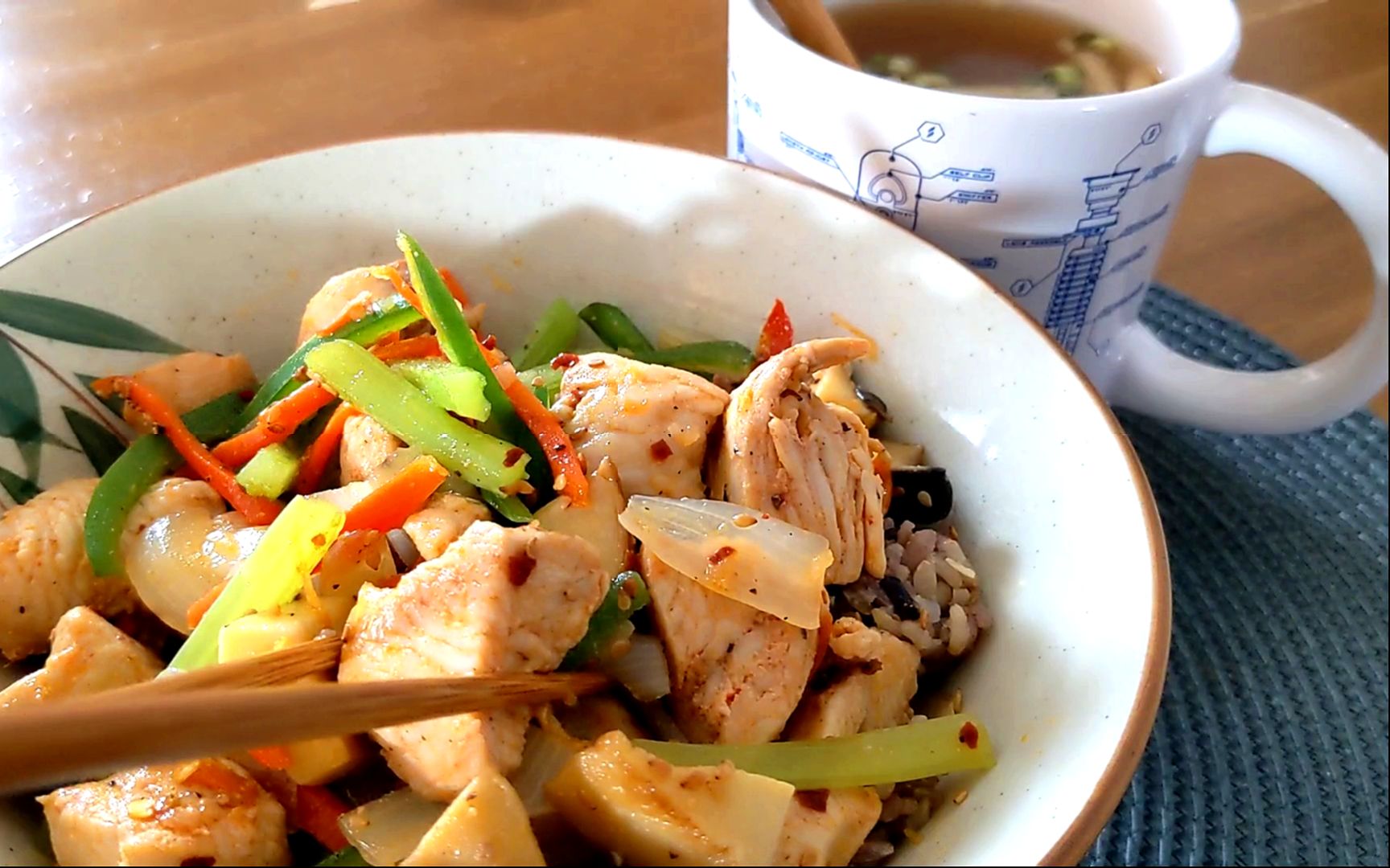 stir fried chicken breast rice / 热炒鸡胸肉饭 即食味增汤_哔哩