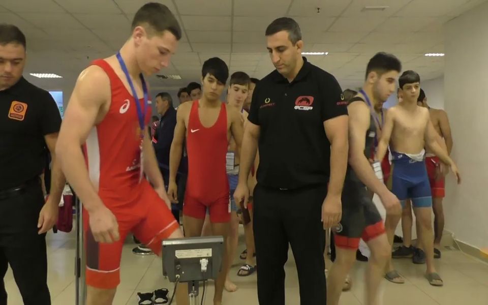 全俄罗斯 20 岁以下青少年自由式摔跤赛前测体重