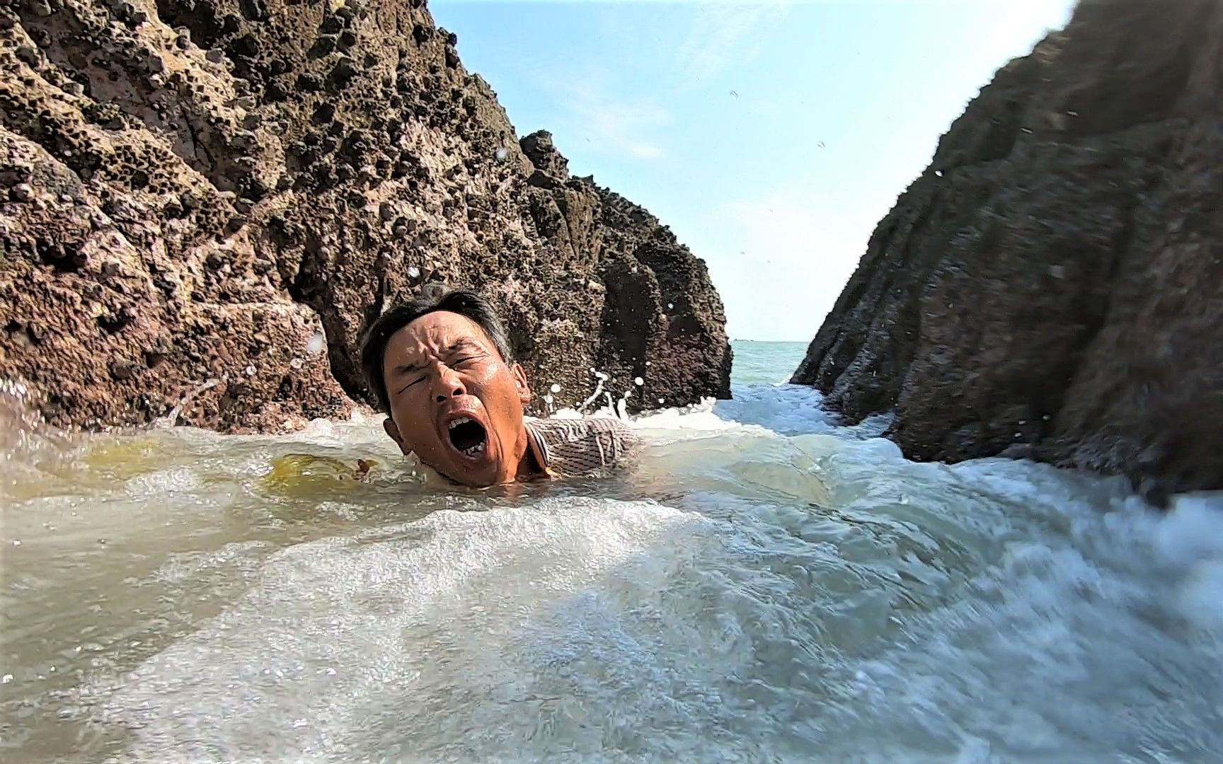 来叔去无人涉足的海域赶海,活猛鲨鱼都能生擒,老渔民这么拼值了