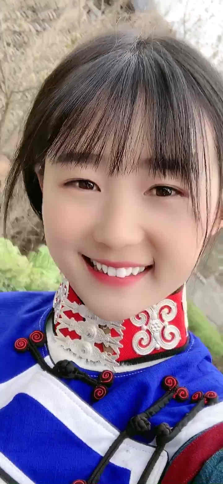 四川彝族小姑娘