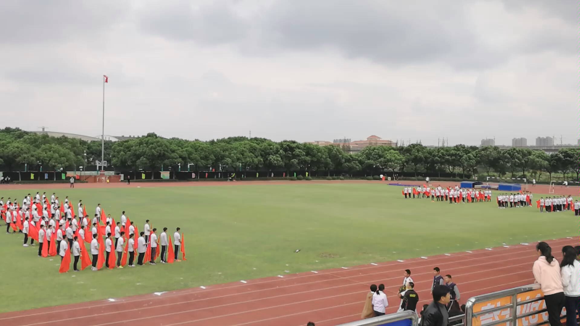 [图]上海市育才中学 运动会 男生舞旗