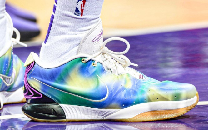 老詹穿lebron21表现神勇,欧文穿狂潮5pro,罗斯1.5再现nba