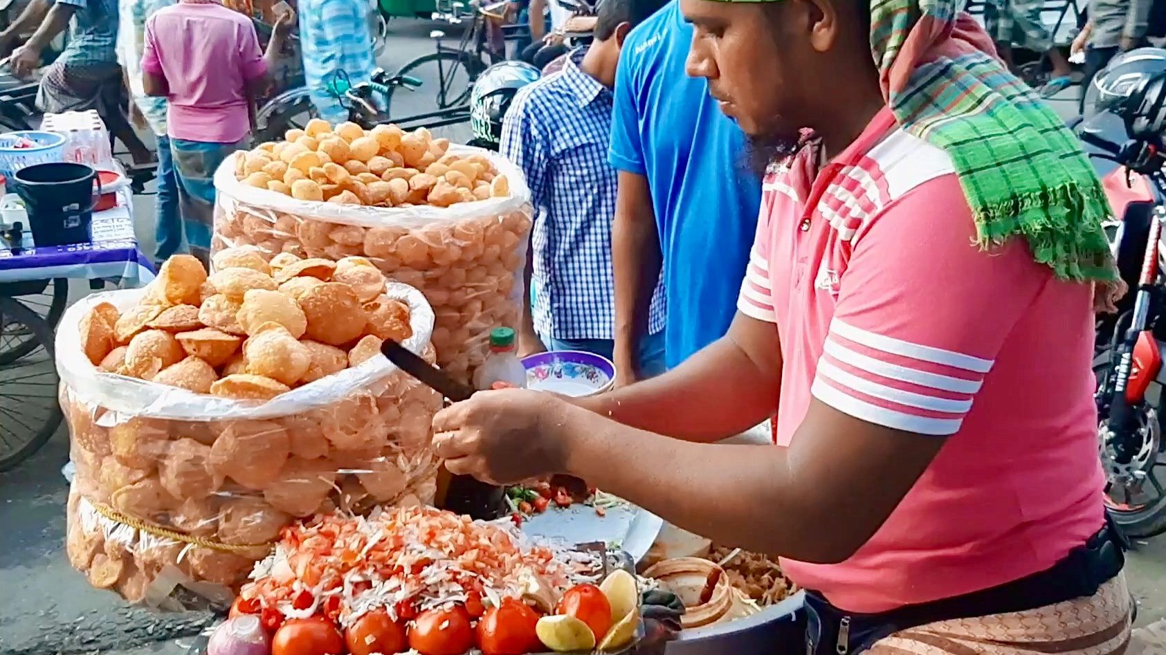 挑战孟加拉国街头小吃!达卡大学炸丸子phuchka,酸爽刺激!