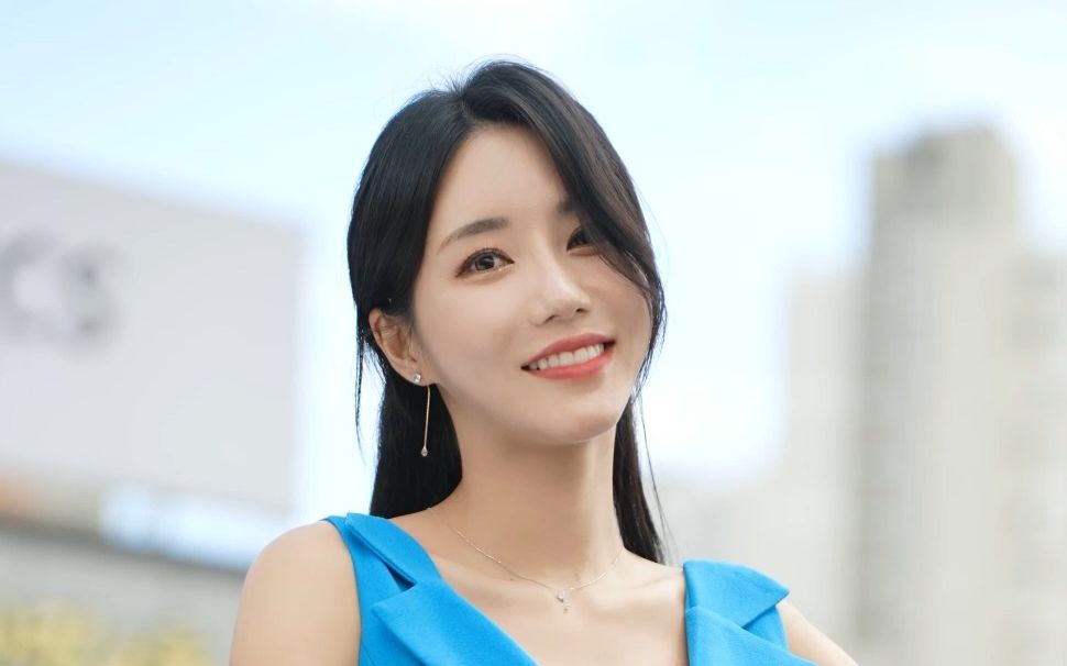 韩国超高人气美女车模林率雅,率性大方,美丽优雅,笑容甜美,人如其名!