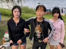 Скачать видео: 【菜花夫妇】一表双飞得吃合集，一表说表妹都臭了