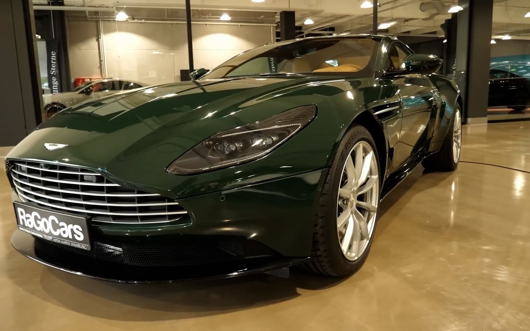 2022款阿斯顿马丁db11,英伦西装猛兽,300万的顶级豪华超跑!