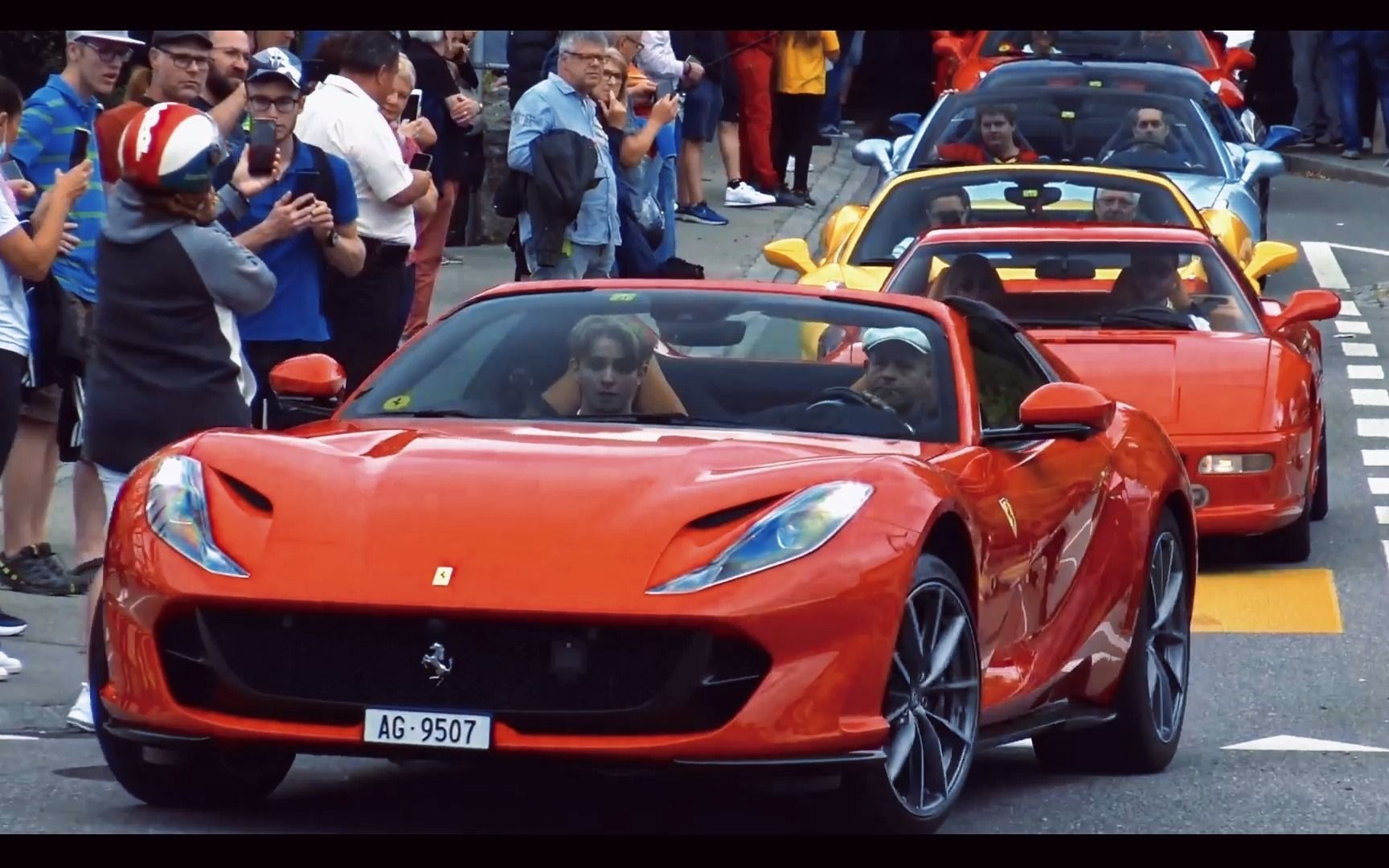 街拍超跑 | 法拉利车友聚会 | 大街上呼啸而过!开启炸街模式!