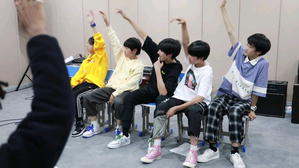 【tf家族||张泽禹】《庆功酒》快来看三代第一主唱唱rap-耀吃板栗cc