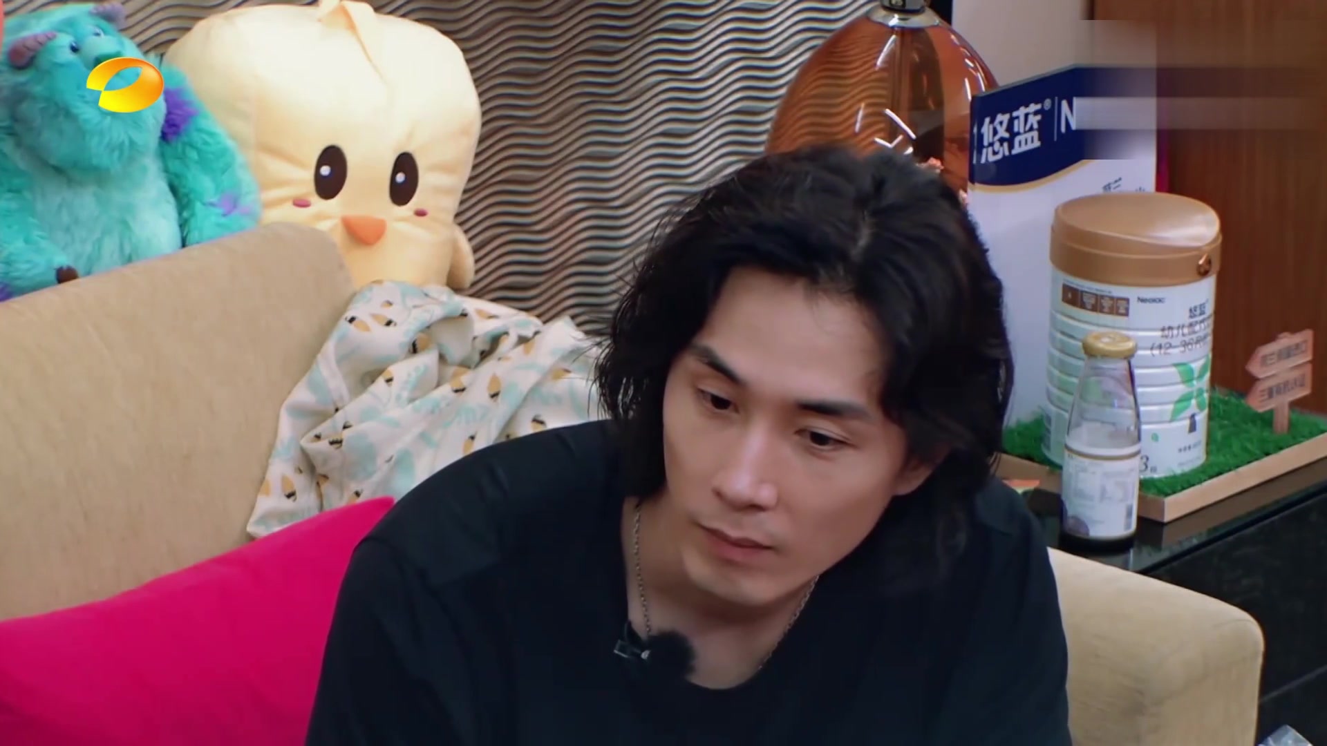 李承铉跪地给戚薇化妆,陈小春更是让人惊讶,男星家庭地位对比!