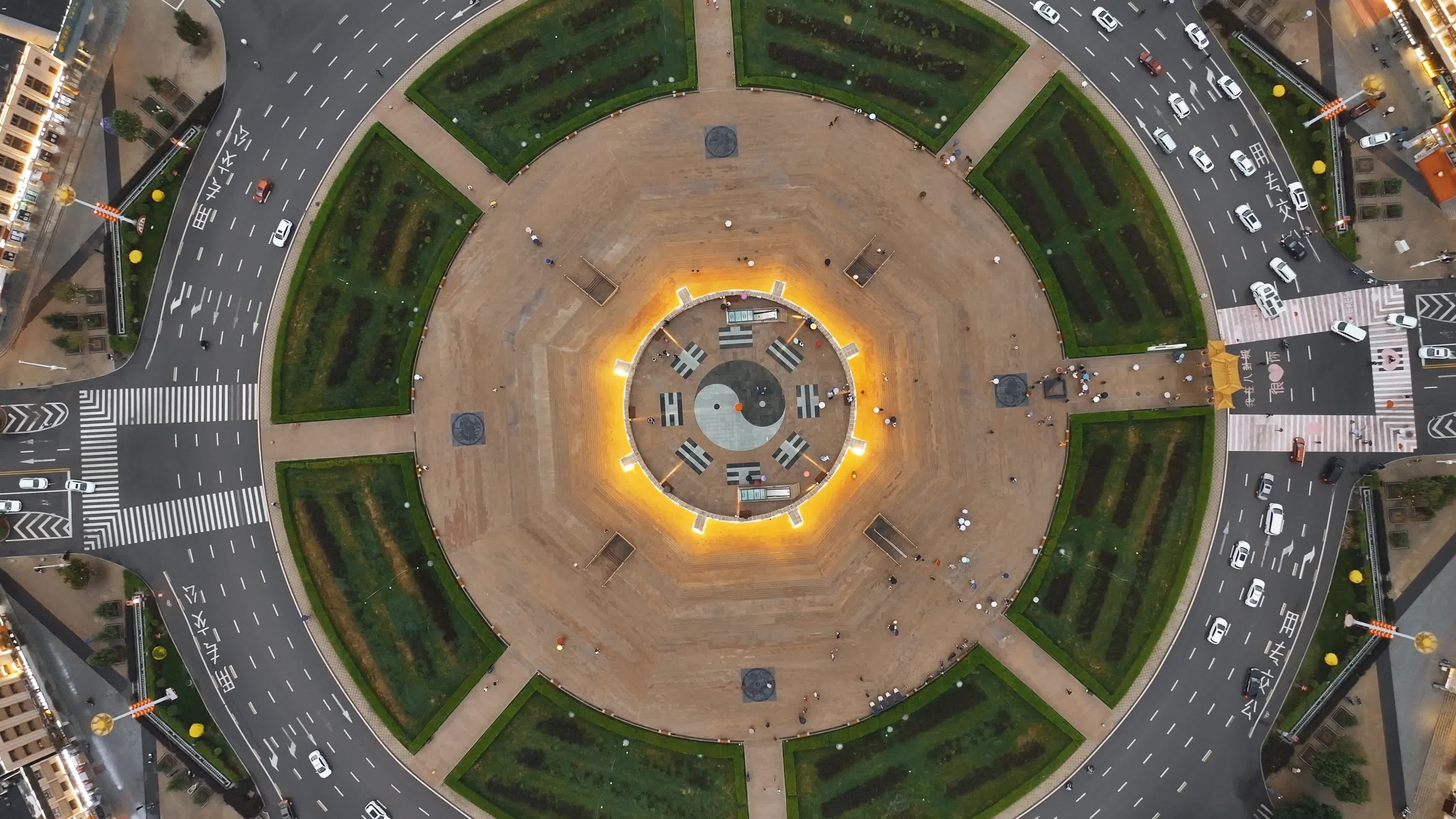 特克斯,神秘又罕见的八卦城设计,造就了这座没有红绿灯的魔幻城市