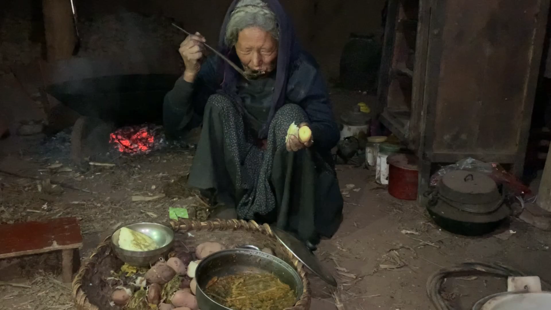 贫困山区留守老人,吃的食物不堪入目,看的让人心酸