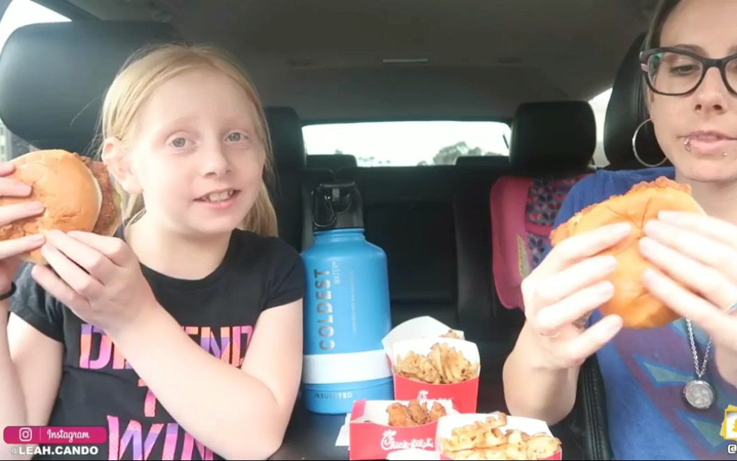 【eating with the candoos】chick fil a吃播_哔哩哔哩 (゜-゜)つロ