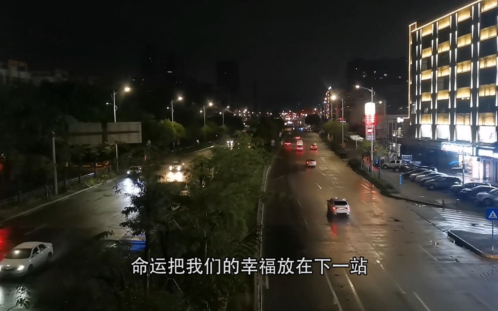 [图]一个人一把伞，孤独的浪漫的雨中漫步，真的很酷！