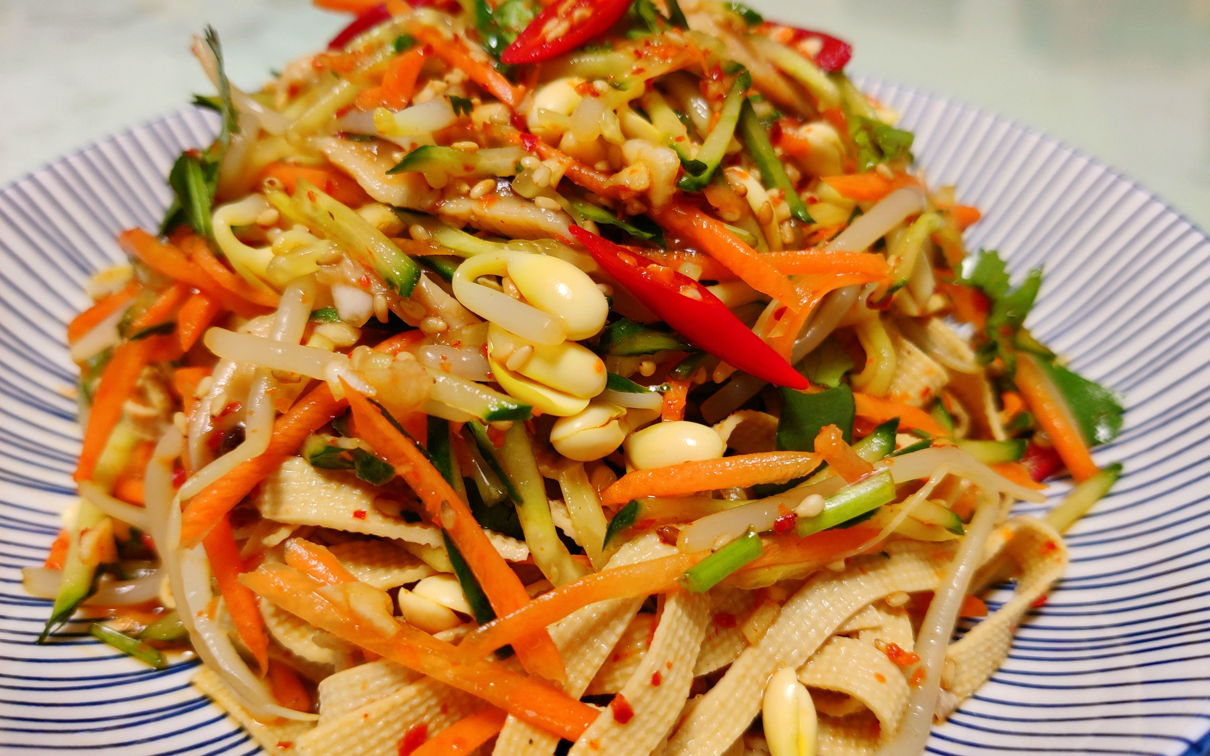 减脂别再只会吃水煮菜了,试试这个什锦大拌菜,低卡美味又营养