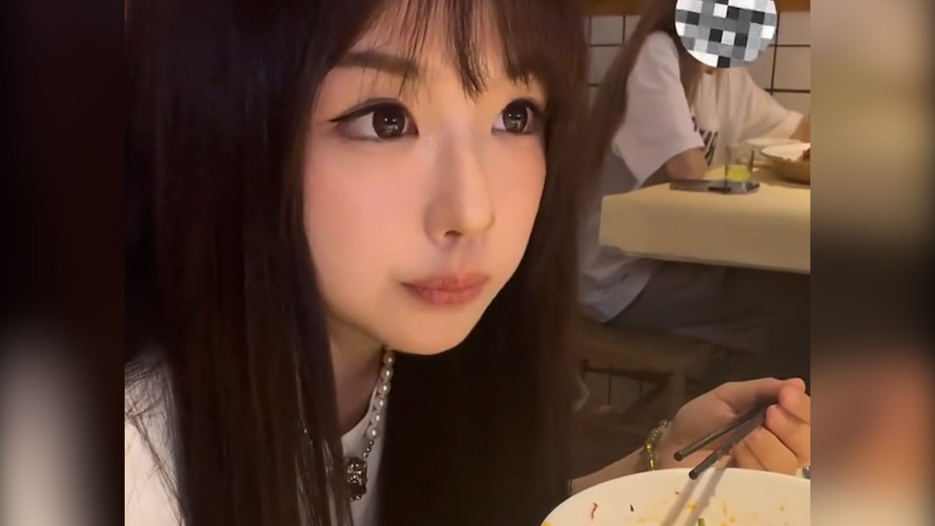 00后老师晒出同为00后的同事,一个少妇感,一个少女感