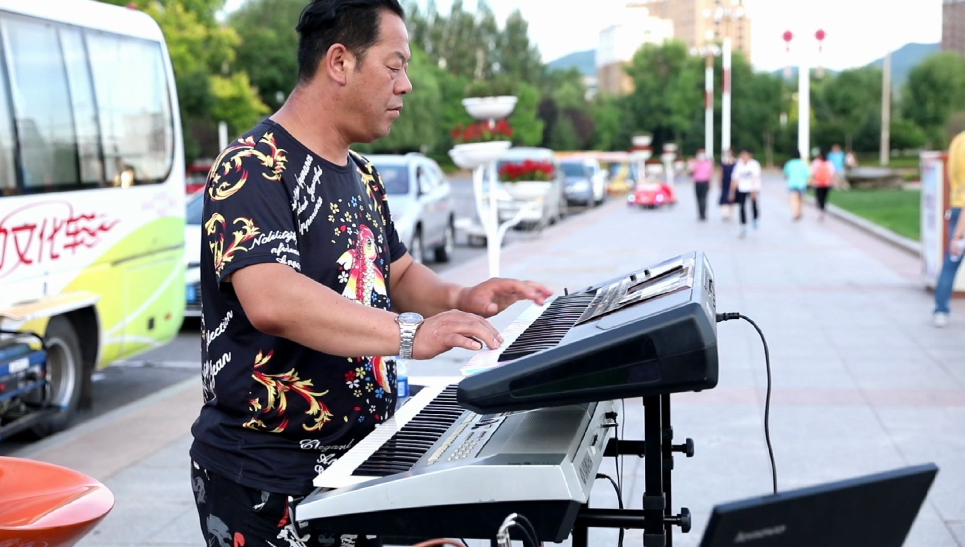 电子琴演奏《彩云追月》经典怀旧老歌,旋律欢快好听